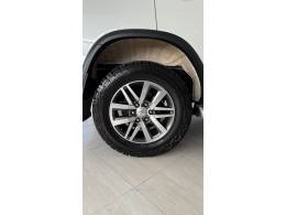 TOYOTA - HILUX - 2012/2013 - Branca - R$ 249.900,00