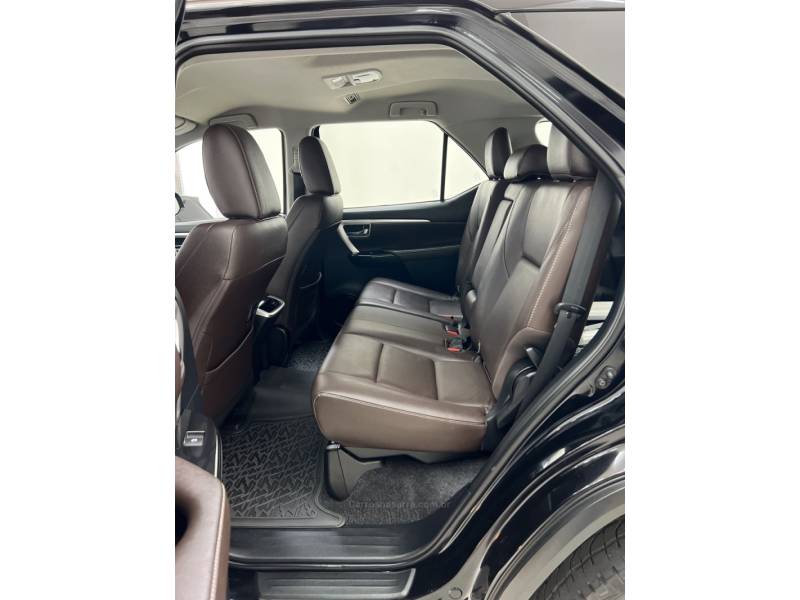 TOYOTA - HILUX SW4 - 2017/2017 - Preta - R$ 216.990,00