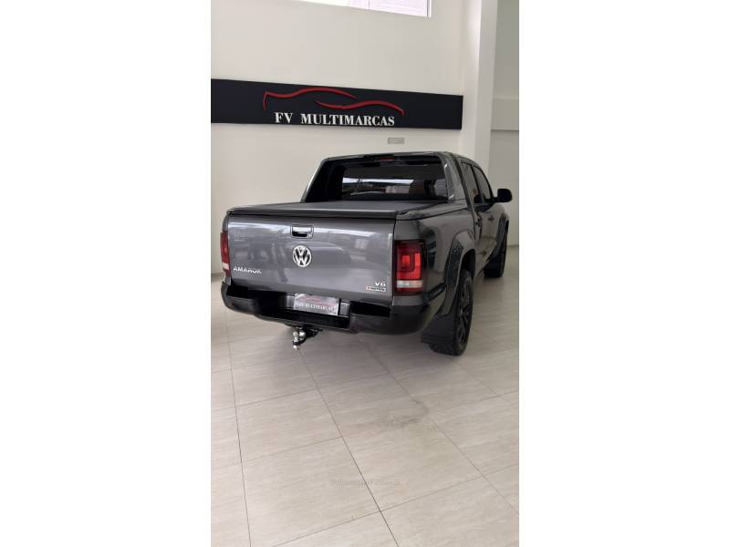 VOLKSWAGEN - AMAROK - 2022/2023 - Cinza - R$ 219.900,00