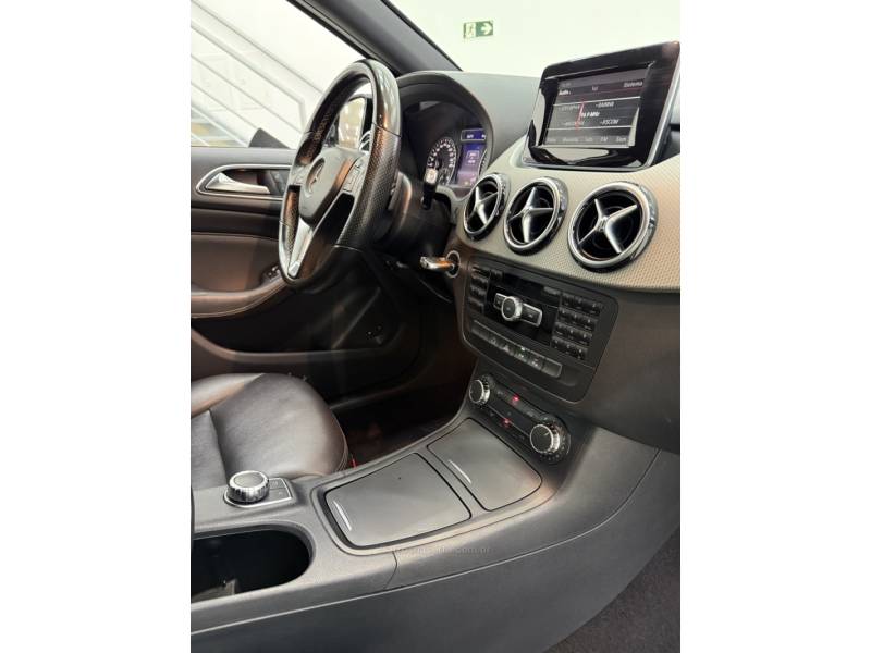 MERCEDES-BENZ - B 200 - 2014/2014 - Prata - R$ 69.990,00