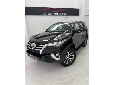 TOYOTA - HILUX SW4 - 2017/2017 - Preta - R$ 216.990,00
