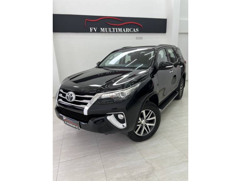 TOYOTA - HILUX SW4 - 2017/2017 - Preta - R$ 216.990,00
