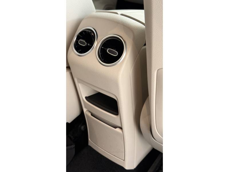 MERCEDES-BENZ - GLB 200 - 2023/2023 - Branca - R$ 259.900,00