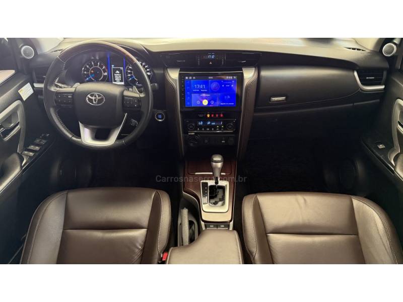 TOYOTA - HILUX - 2012/2013 - Branca - R$ 249.900,00