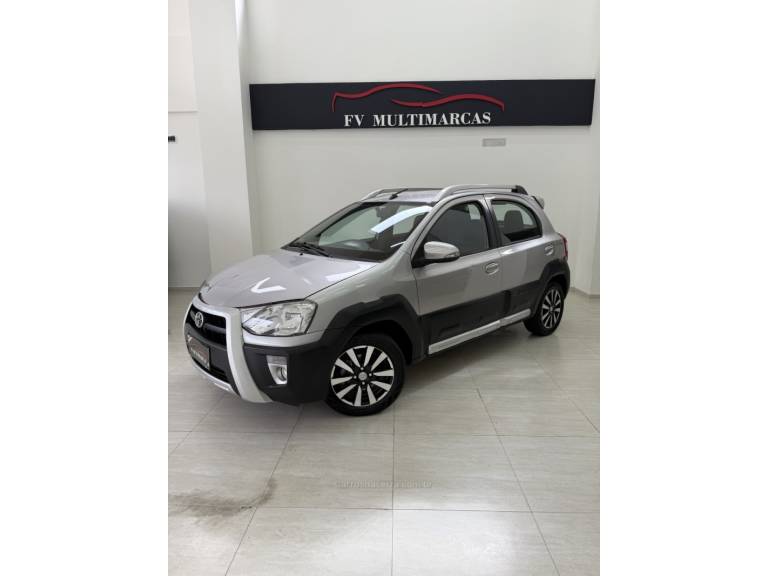 TOYOTA - ETIOS CROSS - 2016/2017 - Prata - R$ 47.900,00