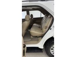 TOYOTA - HILUX SW4 - 2012/2013 - Branca - R$ 139.900,00