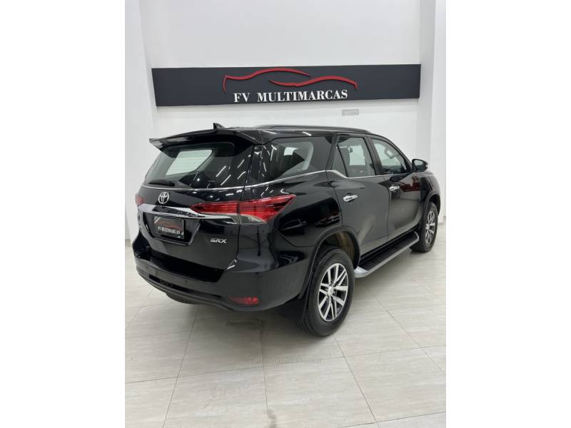 TOYOTA - HILUX SW4 - 2017/2017 - Preta - R$ 216.990,00
