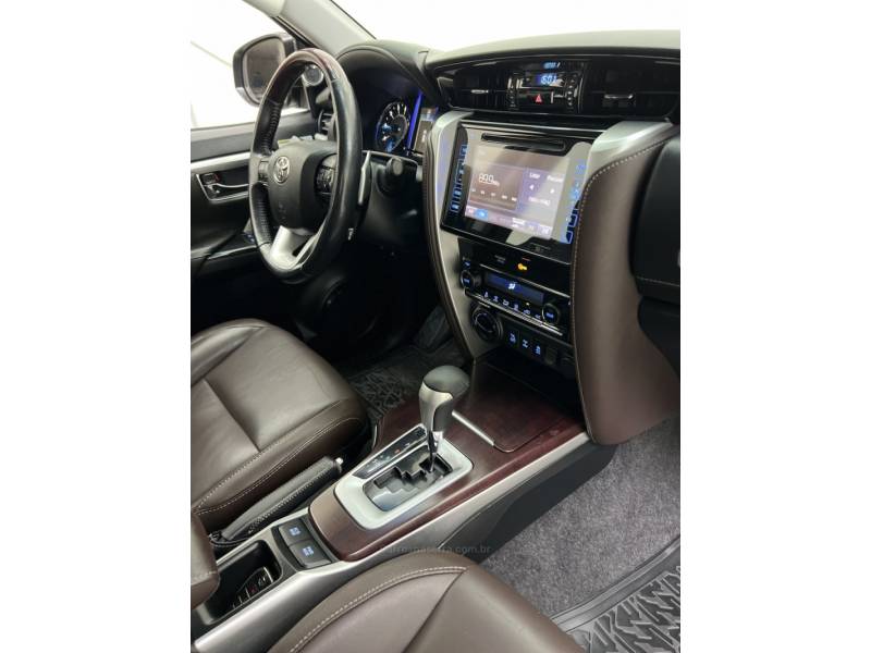TOYOTA - HILUX SW4 - 2017/2017 - Preta - R$ 216.990,00