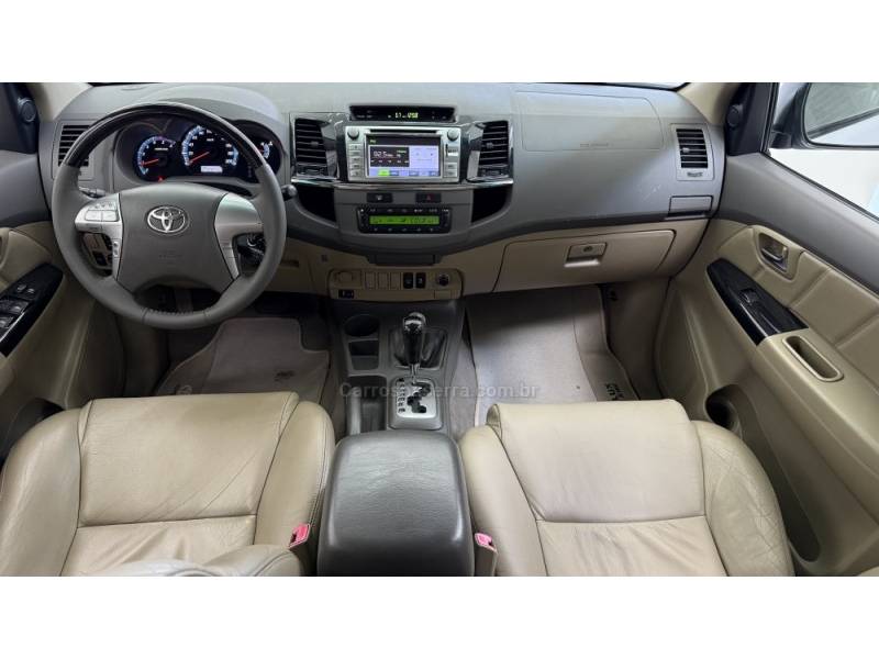 TOYOTA - HILUX SW4 - 2012/2013 - Branca - R$ 139.900,00