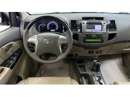 TOYOTA - HILUX SW4 - 2012/2013 - Branca - R$ 139.900,00
