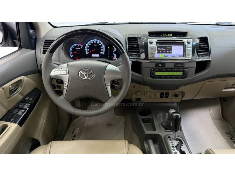 TOYOTA - HILUX SW4 - 2012/2013 - Branca - R$ 139.900,00