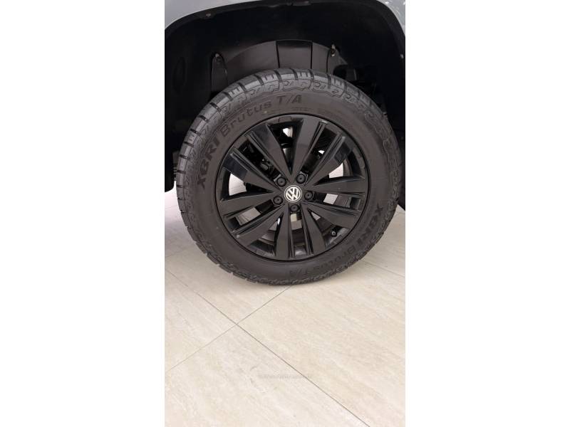 VOLKSWAGEN - AMAROK - 2022/2023 - Cinza - R$ 219.900,00