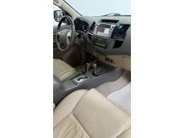 TOYOTA - HILUX SW4 - 2012/2013 - Branca - R$ 139.900,00