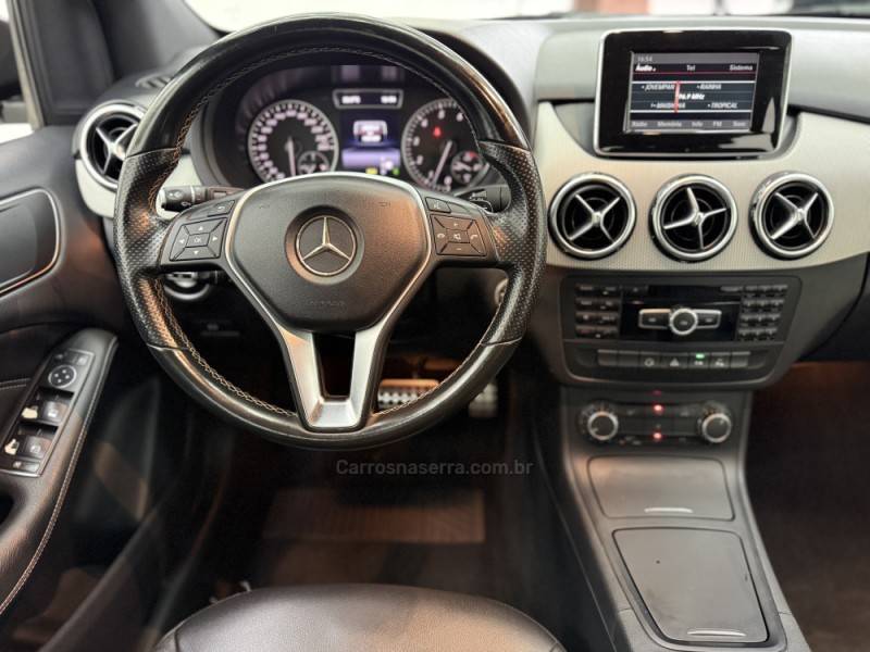 MERCEDES-BENZ - B 200 - 2014/2014 - Prata - R$ 69.990,00