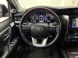 TOYOTA - HILUX SW4 - 2017/2017 - Preta - R$ 216.990,00