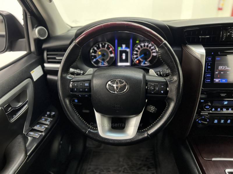 TOYOTA - HILUX SW4 - 2017/2017 - Preta - R$ 216.990,00