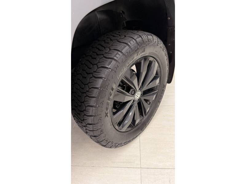 VOLKSWAGEN - AMAROK - 2022/2023 - Cinza - R$ 219.900,00