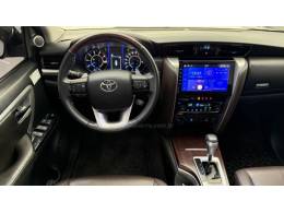 TOYOTA - HILUX - 2012/2013 - Branca - R$ 249.900,00