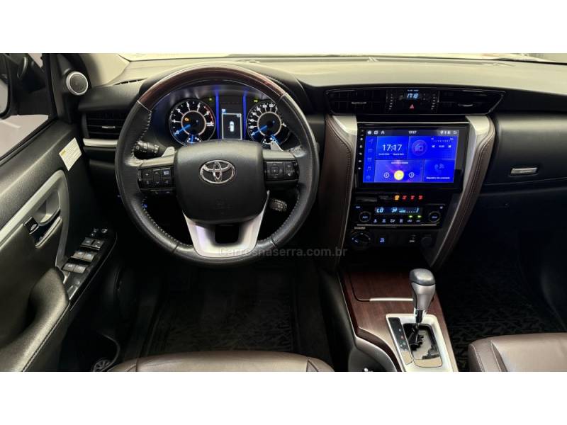 TOYOTA - HILUX - 2012/2013 - Branca - R$ 249.900,00