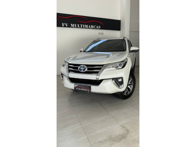 TOYOTA - HILUX - 2012/2013 - Branca - R$ 249.900,00