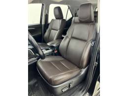 TOYOTA - HILUX SW4 - 2017/2017 - Preta - R$ 216.990,00