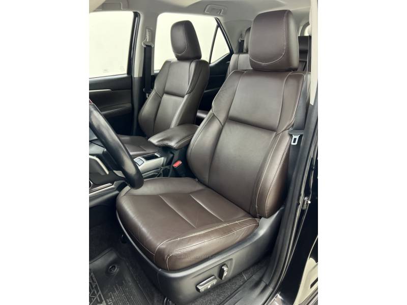 TOYOTA - HILUX SW4 - 2017/2017 - Preta - R$ 216.990,00