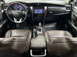TOYOTA - HILUX SW4 - 2017/2017 - Preta - R$ 216.990,00