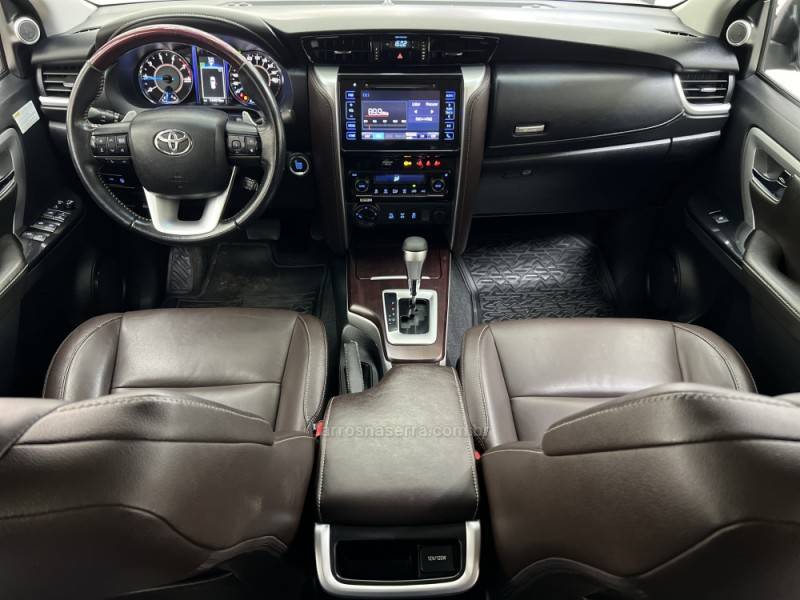TOYOTA - HILUX SW4 - 2017/2017 - Preta - R$ 216.990,00