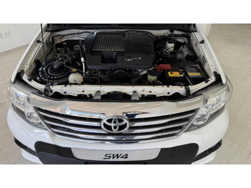 TOYOTA - HILUX SW4 - 2012/2013 - Branca - R$ 139.900,00